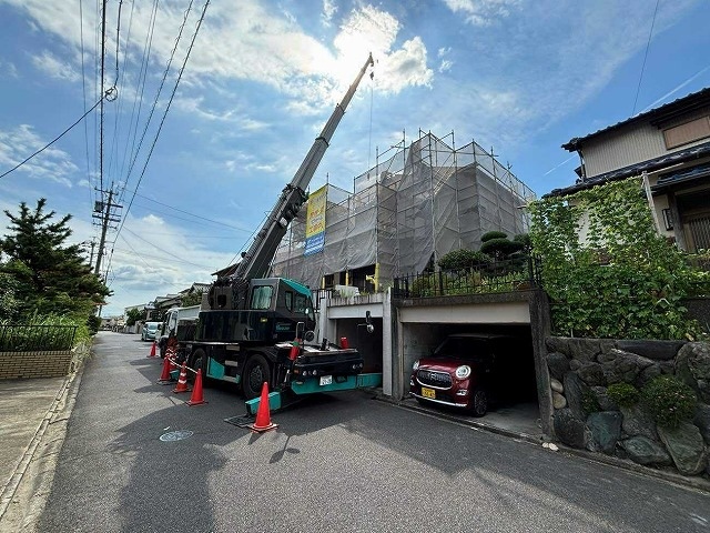 廃材荷下しでクレーンの使用